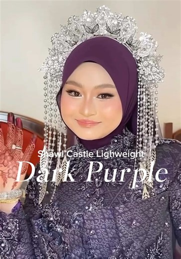 Nampak elegant sangat bila bride pakai Shawl Castle Lightweight yang flowy & effortless drapping! bride to be yang tercari-cari tudung bersesuaian untuk majlis nanti, tekan di bakul kuning sekarang ! 🤩 Shawl code: Dark Purple Stylist: @hijabby.dee Mua: @nazieranazri #tudungpengantin #tudungnikah #shawl #shawlnikah #bawalshawlmajestic #tudungkahwin #shawlcastle