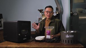 【Sandbox Smart R2智能烘豆機】 自家烘焙咖啡豆被視為許多咖啡玩家的進階目標 這幾年以自家烘焙為導向的小型咖啡烘豆機也推陳出新 今天要開箱介紹的就是：Sandbox Smart R2智能烘豆機 前代機Sandbox Smart R1，曾經在日本創下6094萬日幣的集資成績 新一代R2，已經在台灣進行Sandbox Smart系列的首次募資 ✅嘖嘖募資連結：https://bit.ly/3HfrH1O ✅ Sandbox Smart R2智能烘豆機 開箱全文-https://reurl.cc/L7ggG7 本篇開箱包括以下內容： 1⃣ 烘豆流程 Sandbox Smart R2是利用APP來執行烘豆操作流程的烘豆機 因此整個烘豆流程就簡化為 使用APP選定烘豆曲線→預熱機身→倒入咖啡豆→執行設計的烘豆曲線→下豆→降溫 就流程來說，真的是極為簡便 2⃣ 設計與規格 ▶R2全機尺寸是38 x 27.5 x 32.8 cm，總重12公斤 ▶烘焙倉內全採用食品級304不繡鋼 ▶加熱元件採用電熱石英管，四支功率總計900w ▶溫度感應探針在機身的右上方，主要反應烘豆倉內環境溫 3⃣ 