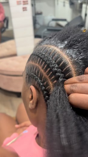 245K views · 896 reactions | How to flip your hand placement #braiding #braids #braider #fyp #howtobraid #braidtutorial #stitchbraids #stitchbraidtutorial | Danielle E. Brown | Facebook