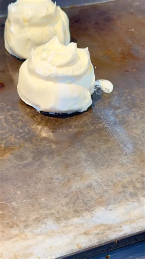 ナオヤ🤤🍖【福岡・九州グルメ】 on Instagram: "とろ〜り卵×香ばしベーコンのパンケーキ🍳🥓🥞 @cafestand_10.8 📍店名：カフェスタンド10.8 🗾住所：福岡県久留米市通町107-13 高山ビル 1F 🕒営業時間：11:00〜18:00 💤定休日：不定休 💰予算：¥1,000〜¥2,000 Savory Bacon & Egg Pancakes with a Perfectly Runny Yolk 🥓🍳🥞 Fluffy, lightly chewy pancakes topped with crispy bacon and a perfectly runny egg. The subtly sweet pancake base pairs beautifully with the savory flavors, making this dish both satisfying and comforting. A great choice when you’re craving something hearty during your