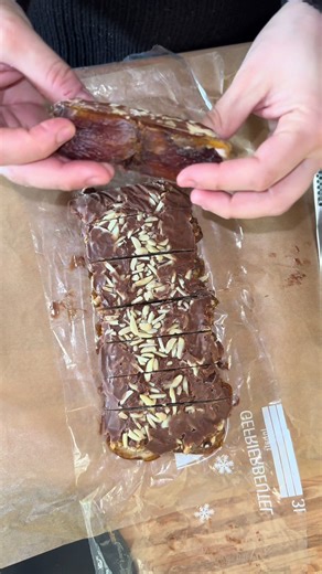 Einfach. Schnell. Lecker. Dattel Nuss Schoko Bites 🤎 Datteln entkernen, in einen Gefrierbeutel legen und mit einer Teigrolle flach drücken. Dann Walnüsse darauf verteilen, mit Vollmilch oder Zartbitterschokolade überziehen, Mandeln darüber streuen. Für 15 Minuten ins Gefrierfach legen rausnehmen, schneiden und genießen 😍 schmeckt einfach BOMBE! #datteln #schokolade #snack #fyp #ramadanmubarak