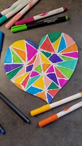 Cœur effet mosaïque avec de la colle chaude. Activité sur le thème de la Saint Valentin. . Je propose des activités pour occuper vos enfants le mercredi, le week-end, au centre de loisir ou pendant les vacances ! Si vous êtes maman, papa, nounou, grand-mère, grand-père ou atsem, j'espère que vous trouverez votre bonheur par ici 😊. Bienvenue aux nouveaux abonnés et merci à tous ceux qui me suivent depuis le début 🥰🥰🥰#activiteenfant #activitemanuelle Activité manuelle. Activité enfant de 3 à 6