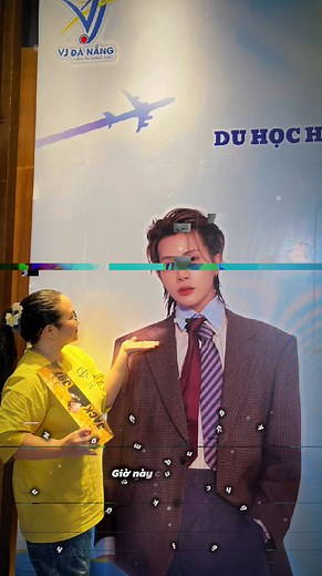 Giữa Jack và fan luôn tồn tại một thứ cảm xúc rất khó gọi tên. Nó không ồn ào, không màu mè, nhưng lại có sức lan tỏa khiến ai bước vào cũng thấy… dễ thương một cách kỳ lạ. Jack không phải kiểu người nói quá nhiều, nhưng mỗi khi cậu cười, mỗi khi cậu hát, mỗi khi cậu xuất hiện giản dị thôi — fan lại cảm thấy như có ai đó bật thêm ánh sáng vào ngày của mình. Jack mang đến niềm vui theo cách rất tự nhiên: không cố gắng, không diễn, chỉ là chính cậu. Và chính sự thật lòng đó khiến fan thương. Còn f