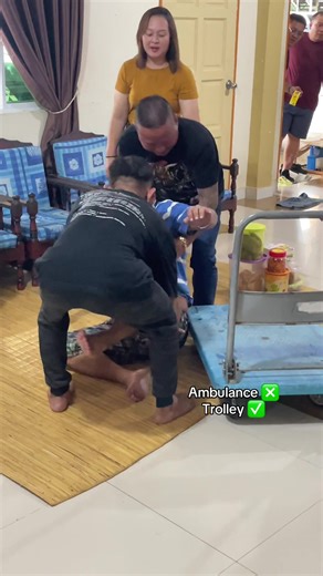 Sigi gaya team medic maya gawai. Trolley taukka kereta sorong medic sigi pansut maya gawai aja 🤣@𝑨𝒚𝒏𝒏