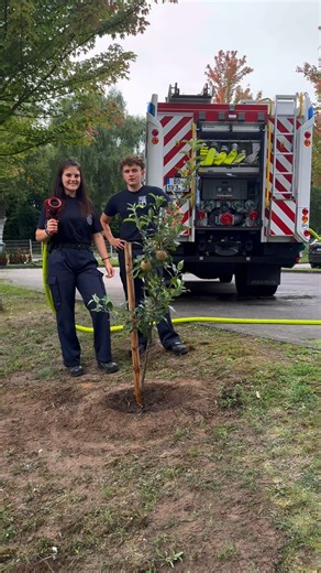 Vielen Dank an die feuerwehr_ochtrup und den Löschzug Welbergen für die Nominierung zur Baumpflanz-Challenge! 🌳🚒 Wir haben die Aufforderung natürlich angenommen und freuen uns die nächsten Jahre über tolle Äpfel direkt neben unserem Gerätehaus 🍎 Ebenfalls zur Challenge nominieren wir: @feuerwehr_guennigfeld @lg33_hennen @ff_essen_horst_eiberg Solltet ihr nicht innerhalb einer Woche einen Baum pflanzen inkl. Dokumentation, werden wir mit der gesamten Einheit zum Grillen vorbeikommen 😉🥓🥩 #ba