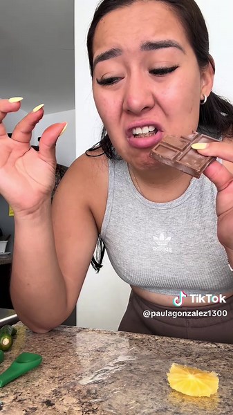 Probando el Chocolate Más Picante con Humor