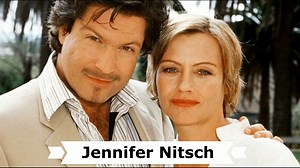 Heute wäre der 55. Geburtstag der deutschen Schauspielerin † Jennifer Nitsch (* 10. Dezember 1966 in Köln; † 13. Juni 2004 in München). Die Managerstochter Jennifer Nitsch, deren Eltern sich um 1968 trennten, besuchte das Pädagogium Godesberg und absolvierte nach dem Abitur eine Ausbildung als Kostümbildnerin. Nach ersten Karriereschritten als Bühnenassistentin beim WDR entschied sie sich für den Schauspielberuf und besuchte eine Schauspielschule. Sie begann mit kleinen Rollen in Fernsehserien u
