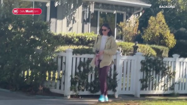 Sutton Foster ditches wedding ring as rumors continue to swirl with Hugh Jackman