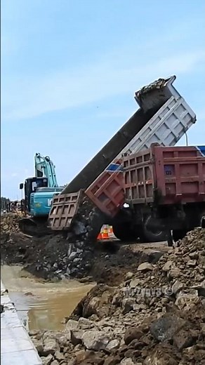 Heavy Logistics: Quester Dump Truck & Kobelco SK200! 🏗️ #dumptruck #excavator