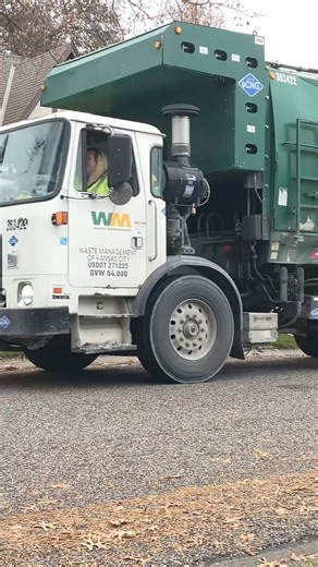 WM Garbage Truck #garbagetruck #garbagetruckvideos #short #shortsfeed #wastemanagement