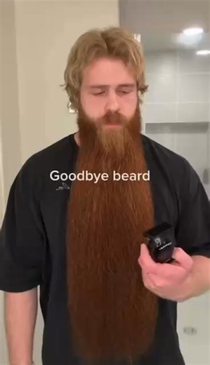 Wait until you see THIS… 😳🔥 This man hasn’t shaved his beard in 20 years — but the moment the clippers touch his face? Everyone watching goes silent. The transformation is so shocking, you won’t believe what he actually looks like underneath! 😱✨ Watch the full video in the comments… trust me, this one is unreal 👇👇 | VD Haircut