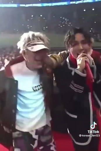 Zico came off stage to sing Okey Dokey with MINO
