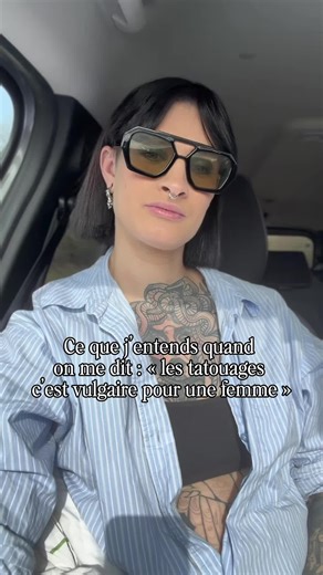 « Les tatouages c’est vulgaire pour une femme. » On me l’a déjà lancé comme une évidence. Comme si mon corps devait rester propre pour le regard des autres. Mais ce qui dérange vraiment, ce n’est pas l’encre. C’est une femme qui décide de son corps. Une femme qui ne demande pas la permission. Une femme qui n’essaie plus de plaire à tout le monde. Mes tatouages ne sont pas vulgaires. Ils sont la preuve que mon corps m’appartient. Chaque ligne est un choix. Chaque pièce est un morceau de mon histo