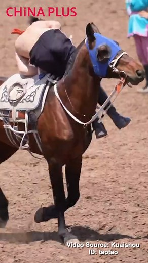 A group of brave riders showed off their equestrian skills to the amazement of onlookers. They were spotted galloping flat out while performing difficult maneuvers on horseback. #Heritage #FunChina #BeautifulChina | China Plus Culture