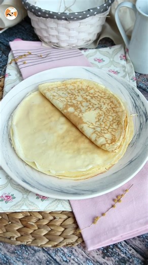 Une pâte à crêpes traditionnelle, facile à faire et inratable pour de belles crêpes moelleuses qui raviront petits et grands 🍯🍫🍋 🍽️ Ingrédients 250 g de farine 4 œufs 50 cl de lait demi‑écrémé 2 c. à soupe d’huile 1 pincée de sel 1 c. à café d’extrait de vanille (facultatif) 🧑‍🍳 Préparation ➡️ Dans un bol, mélanger la farine et le sel. Former un puits, puis ajouter les œufs. ➡️ Mélanger, puis ajouter l’extrait de vanille et l’huile. Si le mélange est trop dur à mélanger, ajouter un peu de
