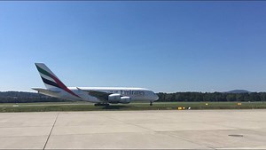 Wie aus dem Lehrbuch: So parkiert man einen Emirates A380. ZRH_Operations | Flughafen Zürich