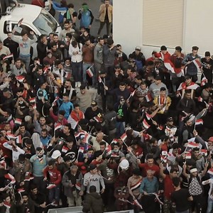 "Wir bleiben hier. Entweder sterben wir hier oder wir gewinnen!" Die Jugend des Irak wehrt sich gegen den Machtmissbrauch und die Korruption von Regierung und Milizen im Land – sie riskiert ihr Leben für einen anderen Irak. ➡ arte.app.link/ARTEReportage | ARTE Info