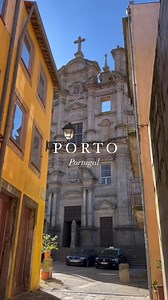Ruelles sinueuses, tuiles colorées et doux parfum de l'Atlantique : bienvenue à Porto ! 🇵🇹 Admirez sa cathédrale romane, contemplez la Tour des Clercs, promenez-vous le long des rives du fleuve Douro et régalez-vous avec la cuisine portugaise et ses vins renommés. 🍷 L’aventure vous tente ? 🤗 | Aéroport Nantes-Atlantique