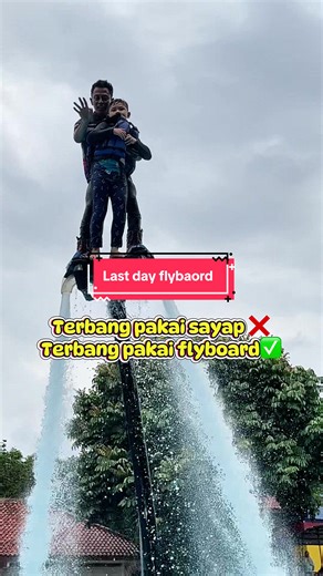 Senangnya bisa naik flyboard dihari terkahir show@Owabong Water Park #masukberanda #flyboard #owabongpurbalingga #berandatiktok #viraltiktok