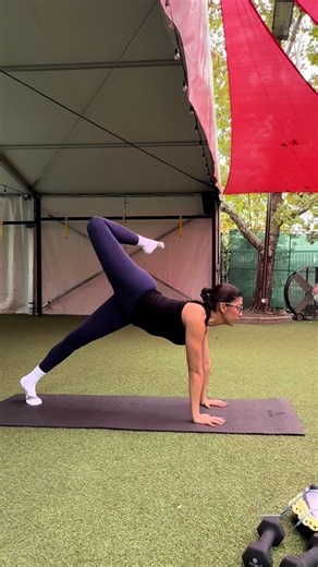 Let’s get back to business prims ! Monday December first, it’s never too late to start! #fitness #motivation #winterarc #lockin #dayinmylife Leggings @aerie Top and zip up @90 Degree By Reflex Socks @Feetures Shoes @On