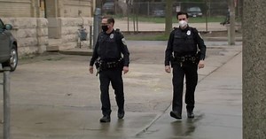 Milwaukee police officers volunteer at food pantry, connect with community