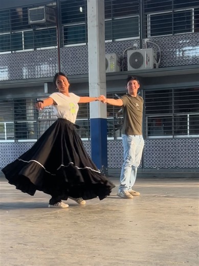 Ensayo del Vals de Geraldine con su chambelan, recordando un bello vals de hace ya un tiempo y que hasta ahora puedo subir, hermoso 😍 #vals #chambelanes #cenicienta #quinceañera #15años