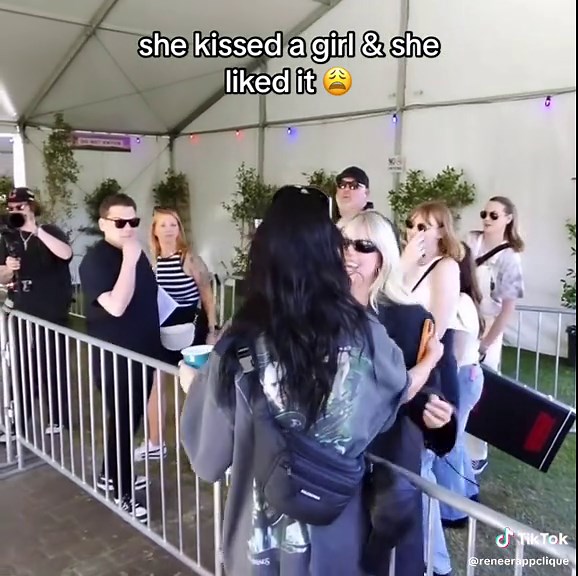 Katy Perry & Reneé Rapp's Iconic Kiss! #ReneeRappSupremacy
