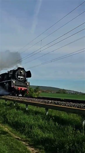 Dampflok 35 1097-1 auf großer Fahrt ins Mittelrheintal zusammen mit E-Lok 211-013-8