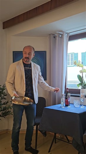 How to load a cocktail tray with many heavy drinks Carrying drinks with a cocktail tray