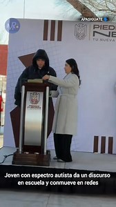 #Viral Joven con espectro autista da un discurso en escuela y conmueve en redes. 🌟💖 Samuel, un joven dentro del espectro autista, se volvió viral por un logro que para muchos puede parecer sencillo, pero que para él representó un enorme triunfo: tomar el micrófono y hablar frente a todos. Con valentía y determinación, demostró que cada paso cuenta cuando se trata de superarse. 💙 Samuel es estudiante del Centro de Atención Multiple N.34 en Piedras Negras, Coahuila, y fue elegido para dar un me