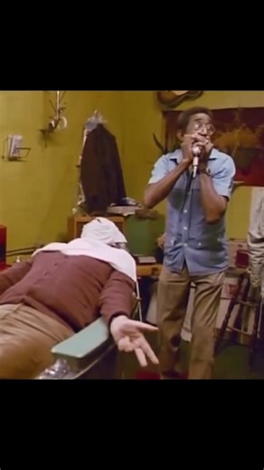 Wade Walton playing harmonica in his Clarksdale, Mississippi barber shop. | Blues Compartido