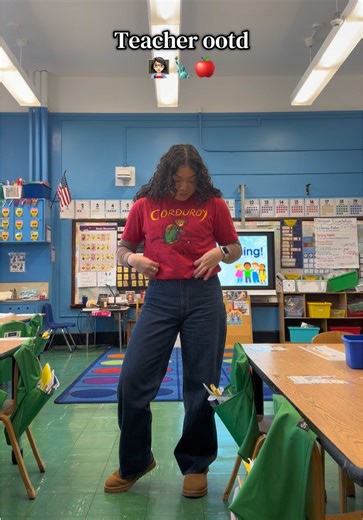 Happy Monday! I think the easiest thing to throw on is a cute teacher teeee! 🧸👩🏻‍🏫🍎 always from @Out of Print #kindergartenteacher #nycteacher #teacherootd #kinderteacher