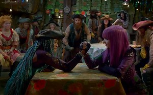 [2017最新]《后裔2/星光继承者2》官方预告2（Descendants 2 ）（两位小姐姐打赌掰手腕，赌了什么？第20秒开始揭晓）[720p官方预告]