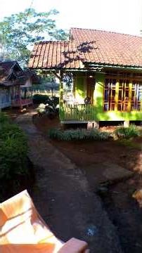 Alunan kecapi suling Sunda terdengar begitu merdu, menyatu dengan suasana pedesan.