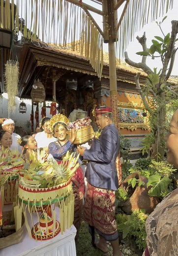 Mekalan-kalaan Mekala-kalaan adalah salah satu prosesi dalam pernikahan adat Bali. Upacara ini melibatkan berbagai simbol dan ritual, seperti putaran, tikeh dadakan, dan keris. #nganten #bali #fyp #nikahbali #fypシ゚