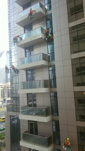 Expert Window Cleaners Safely Clean Tall Buildings