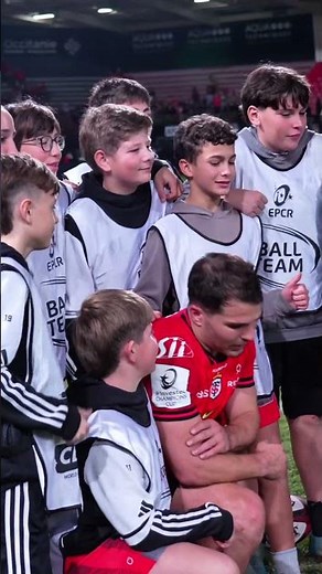 Antoine Dupont back with fans ❤️ #rugby