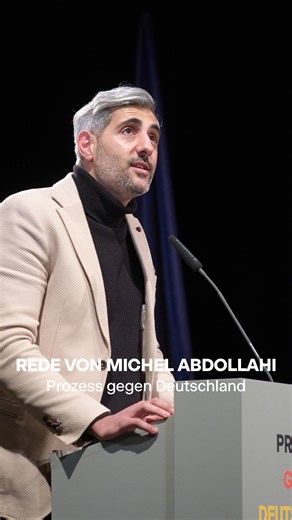 Tosender Beifall und Standing Ovations für Michel Abdollahi beim “Prozess gegen Deutschland” “Wir haben unsere Souveränität gegen Bequemlichkeit eingetauscht”, sagt Abdollahi in seiner Abschlussrede. Nicht die AfD sei der Hauptangeklagte in diesem Prozess, sondern “die Bequemlichkeit der sogenannten Mitte”, so der Publizist und weiter: “Demokratie ist Arbeit, und wir sind verdammt faul geworden”. Man rede über Menschen statt mit ihnen. “Wir streiten über die Farben der Rettungswesten, während da