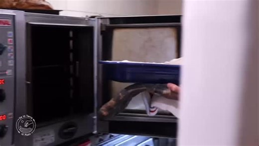 Hugo Soca on Instagram: "Lasagna de pollo estofado Para el pollo estofado • 8 patas de muslo limpias • 2 cebollas rehogadas cortadas en brunoise • 1 zanahoria rallada • 2 dientes de ajo picado • 2 ramas de apio • 1,5 lts de salsa de tomate • 300 ml de fondo claro • Laurel • 2 cdas de pimentón • 1 cda de adobo • ½ cda de ají • Sal y pimienta c/n PROCEDIMIENTO: Pelar, cortar las verduras y sofritar. Agregar sal, pimienta, adobo, laurel y ají. Por otro lado saltear el pollo, luego mezclar ambas pre