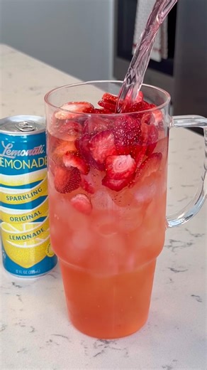 Strawberry Açaí Lemonade Refresher At Home 🍓🍋 #lemonatipartner #strawberryacai #drinksathome