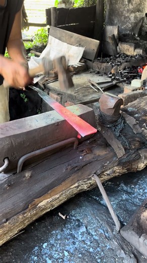 The blacksmith's skills in making gardening tools #fyp #blacksmith #blacksmithing