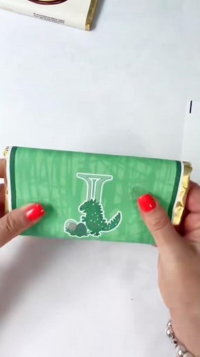 How to make super easy personalized candy bar wrappers for parties #partyfavors #cricutbeginner