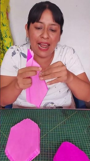 🌸 How I use the worm technique for the two-tone crepe paper star flower