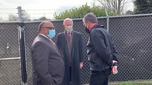 Governor Cooper meets Mayor Joines, Senator Lowe and lead first responders. El Gobernador Cooper se encuentra con el Alcalde Joines, el Senador Lowe y los líderes de servicios de emergercias. | City of Winston-Salem, NC - Government