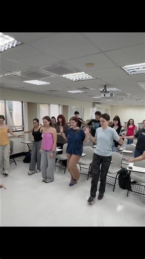 ✨ 25-26 NSLI-Y x TKU｜文化課 - 京劇 Cultural Class - Peking Opera #20251107 這堂文化課，我們走進傳統中華文化的懷抱，以身體的舞動、嘴巴的歌頌，體驗了傳承百年的京劇文化💃🕺 京劇又稱京戲、平劇，是中國傳統戲曲藝術 融合唱念做打，表演華美多姿風采🤩 這次課程中，老師介紹了京劇的角色、唱腔以及表演方式，帶著學生們用身體感受舞蹈的力量。看著大家表演京劇時自信的表情，京劇的也活躍在大家的眼中😊 In this cultural class, we embraced the essence of traditional Chinese culture through the movement of our bodies and the songs from our lips, experiencing the centuries-old art of Peking Opera. 💃🕺 Peking Opera, also known as Jingju or Pingju, is a traditional Chinese