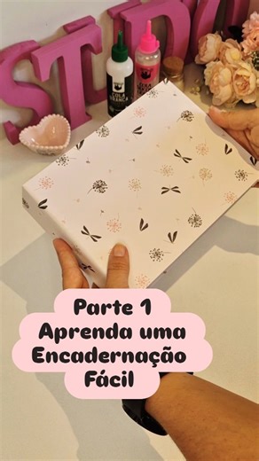 Viviane Giovani | Scrapbooking on Instagram: "Vamos aprender um lindo Álbum de Scrapbook? Nesta parte 1 te ensino a encadernação e dicas de como ter um ótimo acabamento 🎀 Te espero na parte 2 aqui em nossa página 🤩 E aí, gostou de aprender? 🎀 Em nossa Plataforma Studio Scrap Criativo eu te ensino a montar vários tipos de encadernação, páginas e montar álbuns lindos de Scrapbook de forma prática e alegre 🥰 Link na Bio, venha fazer parte junto a mais de 150 alunas 💝 Cola @rendicolla.artesanat