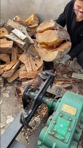 This machine splits firewood efficiently. Best firewood splitter.