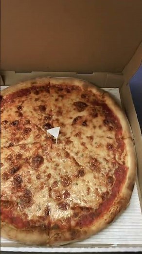 The Home Alone pizza from Little Nero‘s Pizza is a real thing now #kevinmccallister #homealone