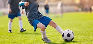 Why do Soccer Balls Curve? (Physics Explained) - Soccer Whizz