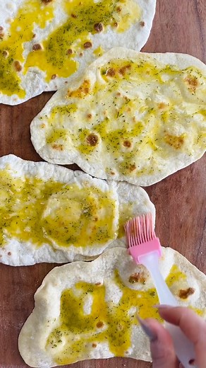 This Garlic Butter Flatbread recipe is too easy!😍 This super tasty savoury treat is the perfect side dish for any meal or for a delicious, light savoury lunch😋 For the full recipe head to our blog for a read!💪 Calories and macros per flatbread: (101 cal/15g carb/2g fat/3G protein) Try it for yourself… #SkinnyFoodCo #NotGuilty | The Skinny Food Co